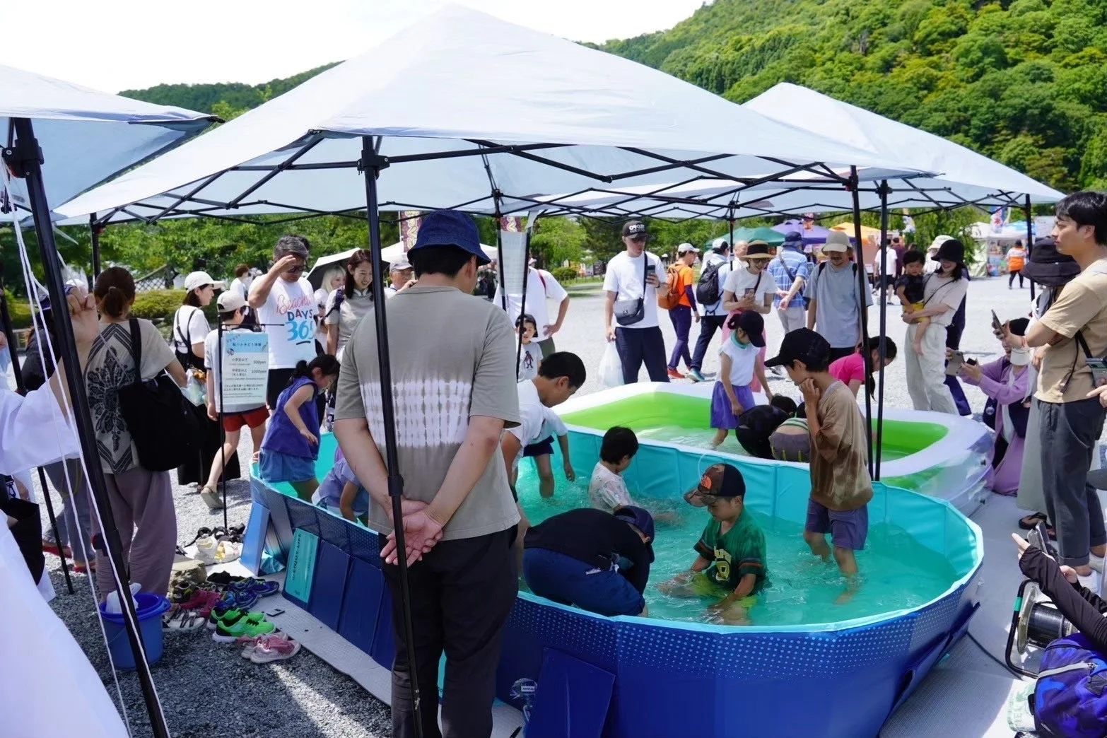 ミニプールで水遊び