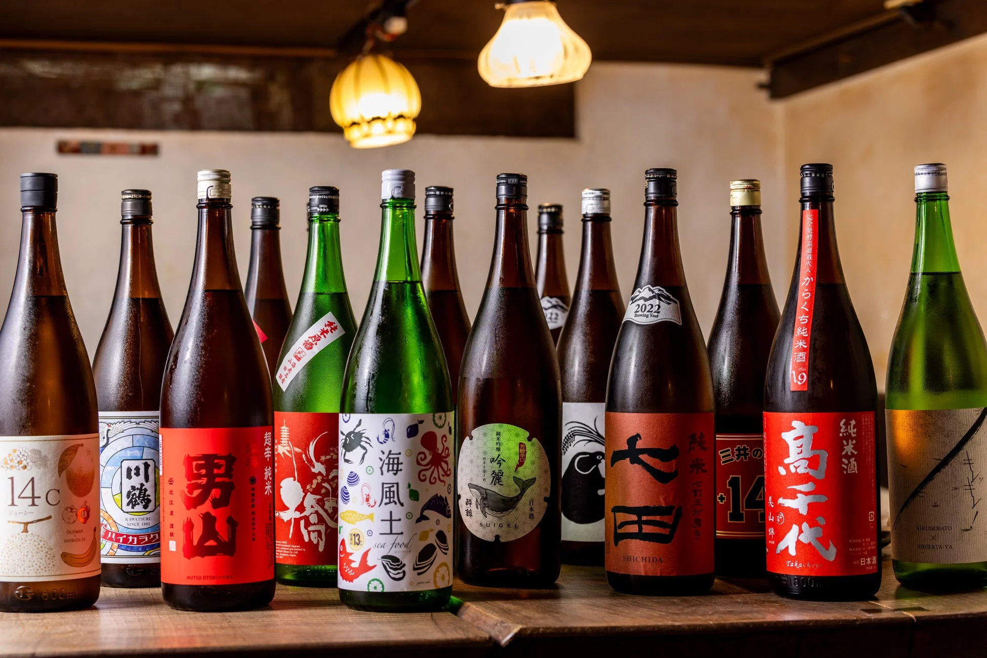 様々な銘柄の日本酒が並んだ棚