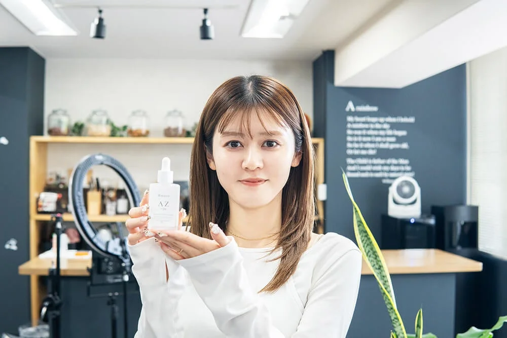 Woman with Bmuse AZ +20 AZELAIC ACID Serum
