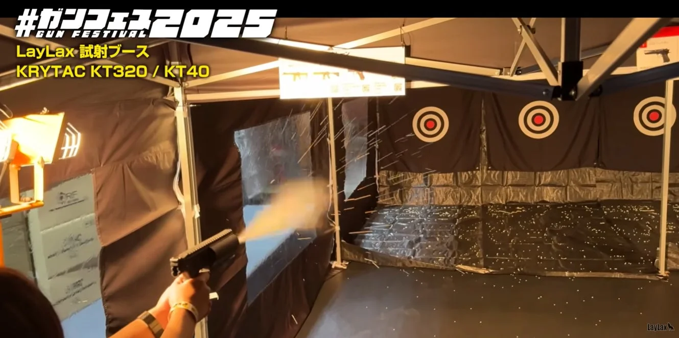 ガンフェス2025のLayLax試射ブースで、KRYTAC KT320/KT40のエアガンを試射している様子