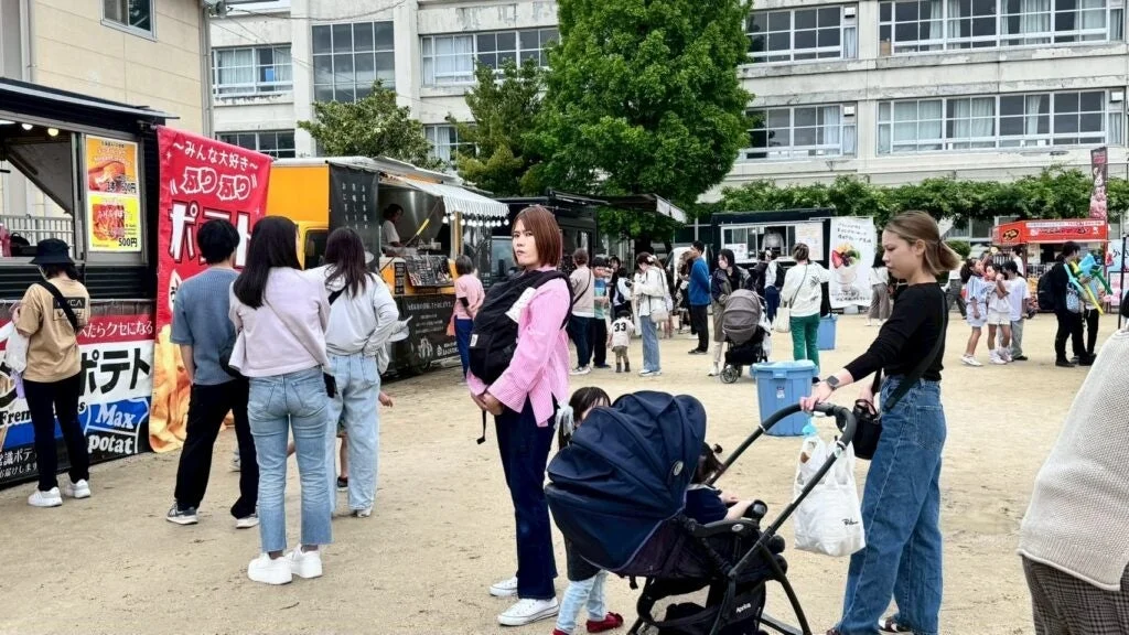 屋外イベントで賑わう家族連れ