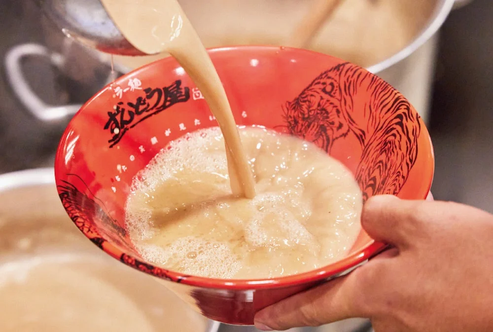 スープを注ぐ様子
