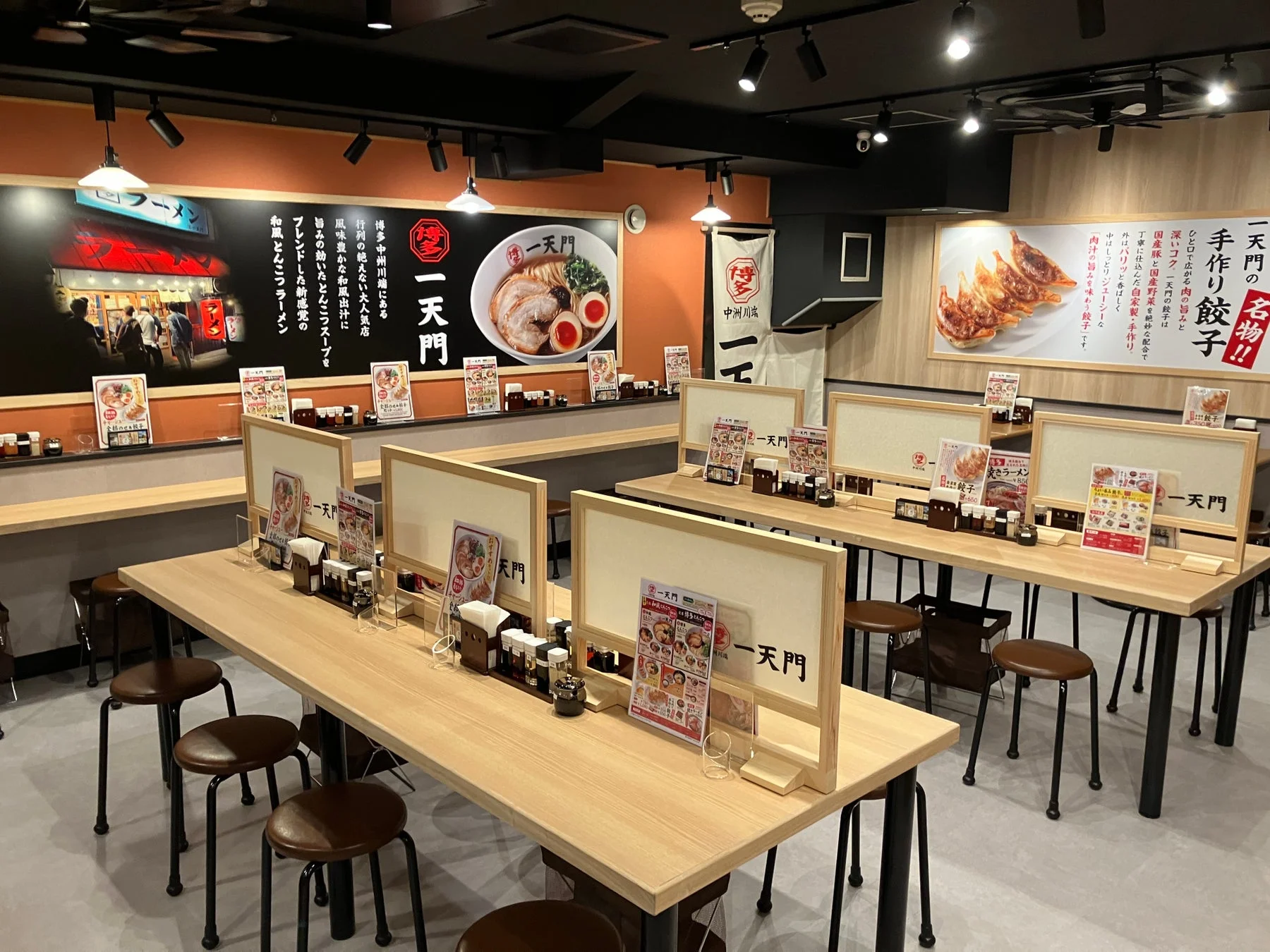 一天門 神田店 店内