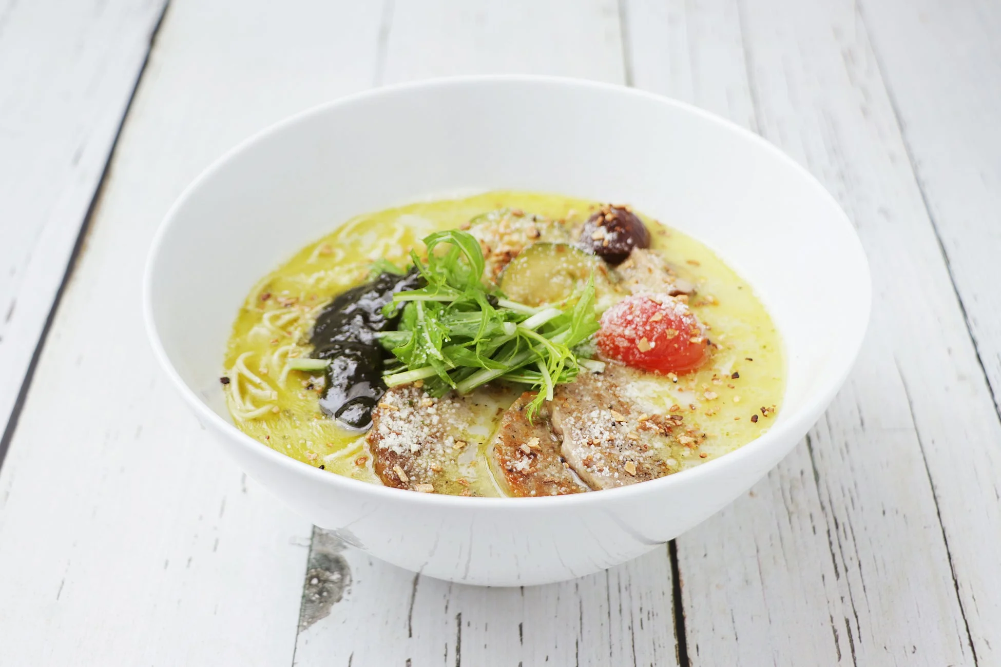 こむらさき「バジル豚骨のサルシッチャラーメン」