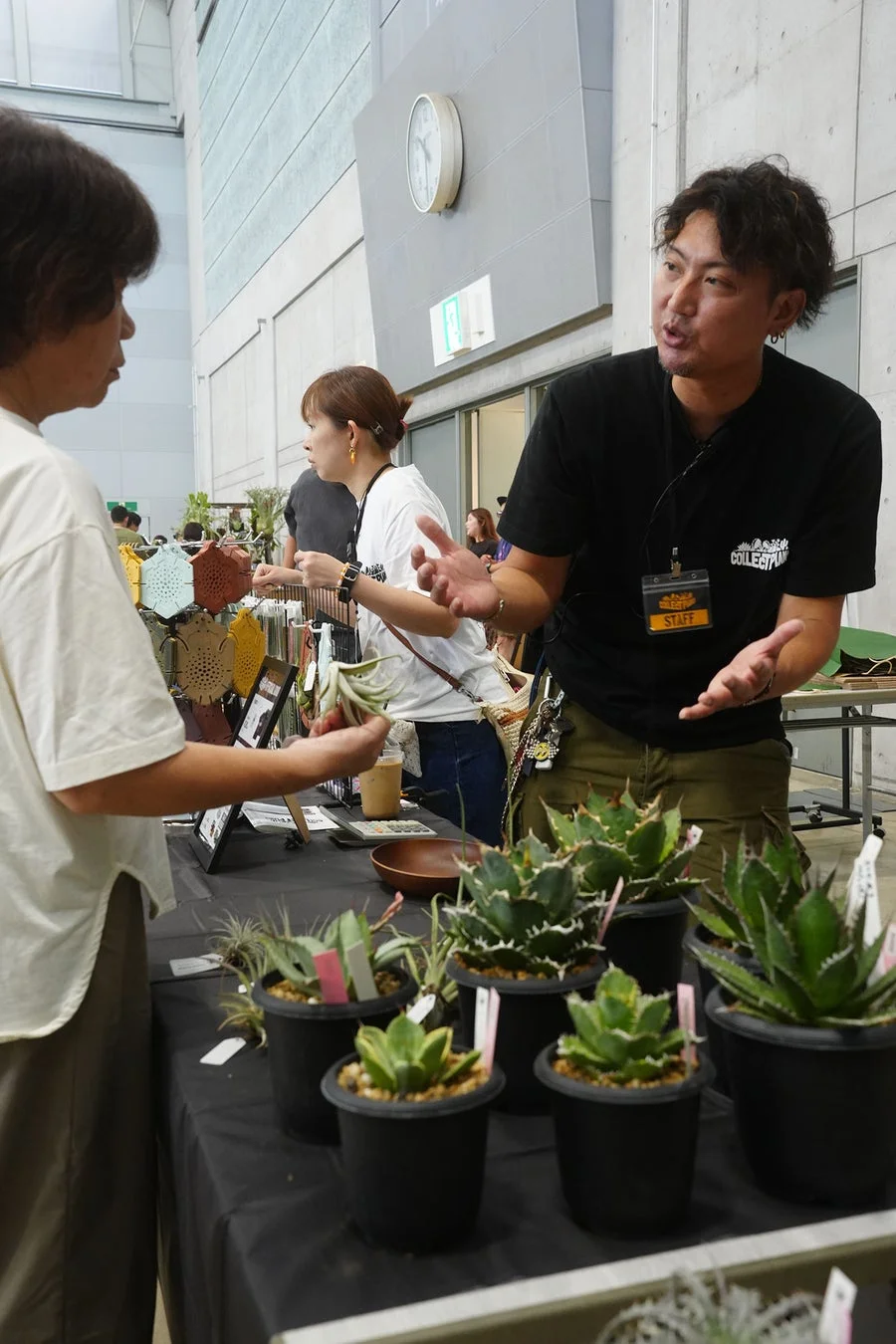 スタッフとお客様が植物について話している様子