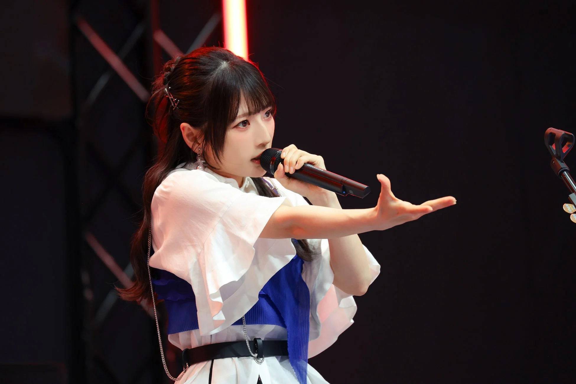 ステージでパフォーマンスを披露するアイドル