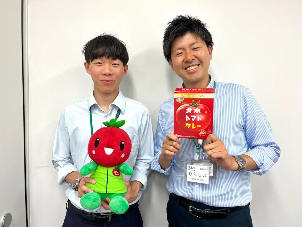 北本トマトカレーをPRする様子