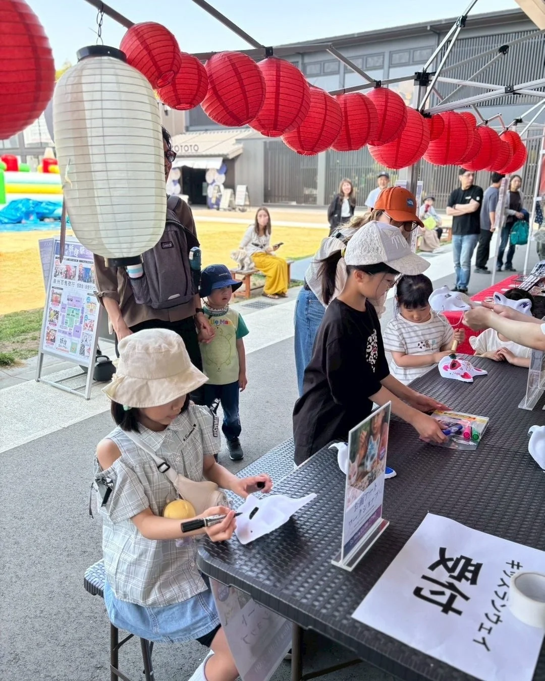 狐のお面を作るワークショップに参加する子供たち