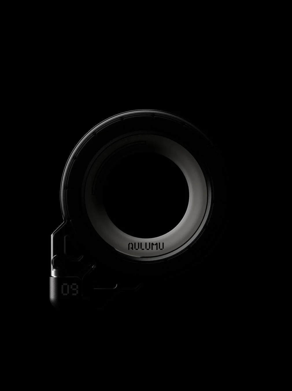 黒い背景に、中央に「AULUMU」の文字が入った円形の未来的なデバイス