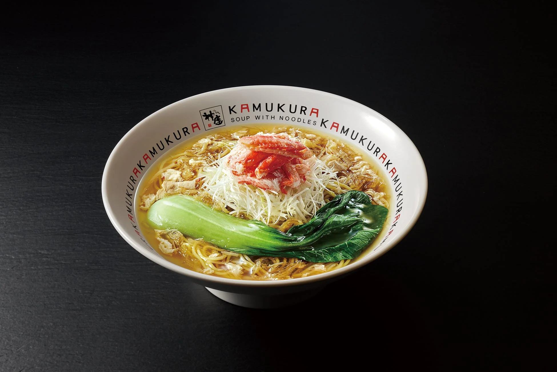 カニの身とフカヒレが盛り付けられたラーメン