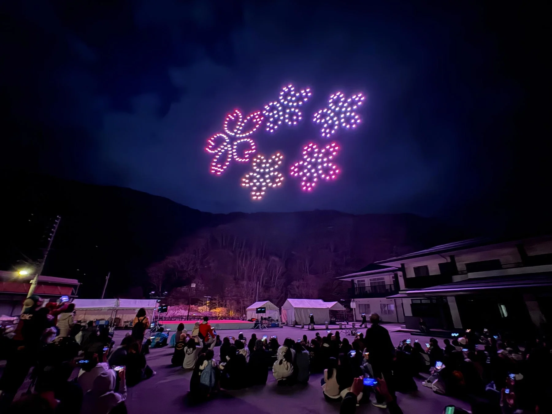 夜空に花模様を描くドローンショー