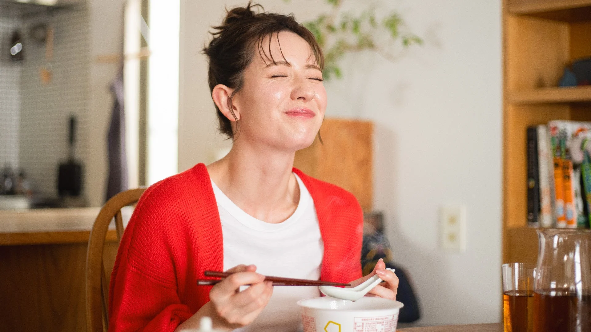 食事を楽しむ女性