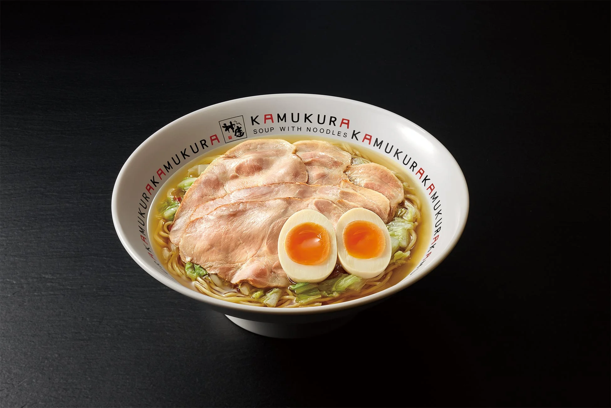 チャーシューと半熟煮卵がのったラーメン