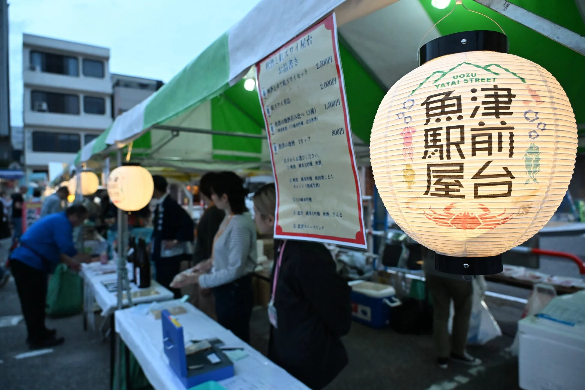 夜の屋台街の様子