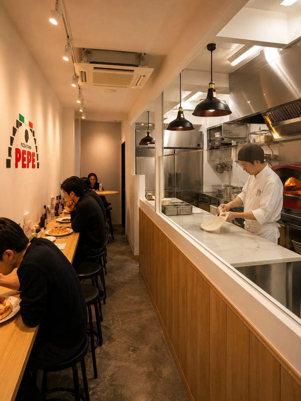店内の様子、シェフが生地を伸ばす