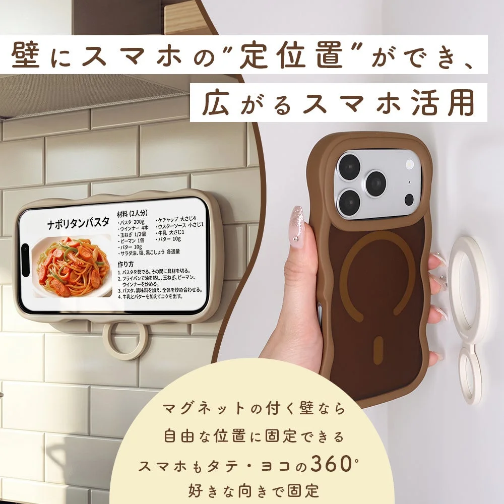 壁にスマホの"定位置"ができ、広がるスマホ活用。ナポリタンパスタ 材料 (2人分): パスタ 200g, ウインナー 4本, 玉ねぎ 1/2個, ピーマン 1個, バター 10g, サラダ油、塩、黒こしょう 各適量, ケチャップ 大さじ4, ウスターソース 小さじ1, 牛乳 大さじ1, バター 10g。作り方: 1. パスタをゆでる。その間に具材を切る。2. フライパンで油を熱し、玉ねぎ、ピーマン、ウインナーを炒める。3. パスタ、調味料を加え、全体を炒め合わせる。4. 牛乳とバターを加えてコクを出す。マグネットの付く壁なら自由な位置に固定できる。スマホもタテ・ヨコの360°好きな向きで固定。