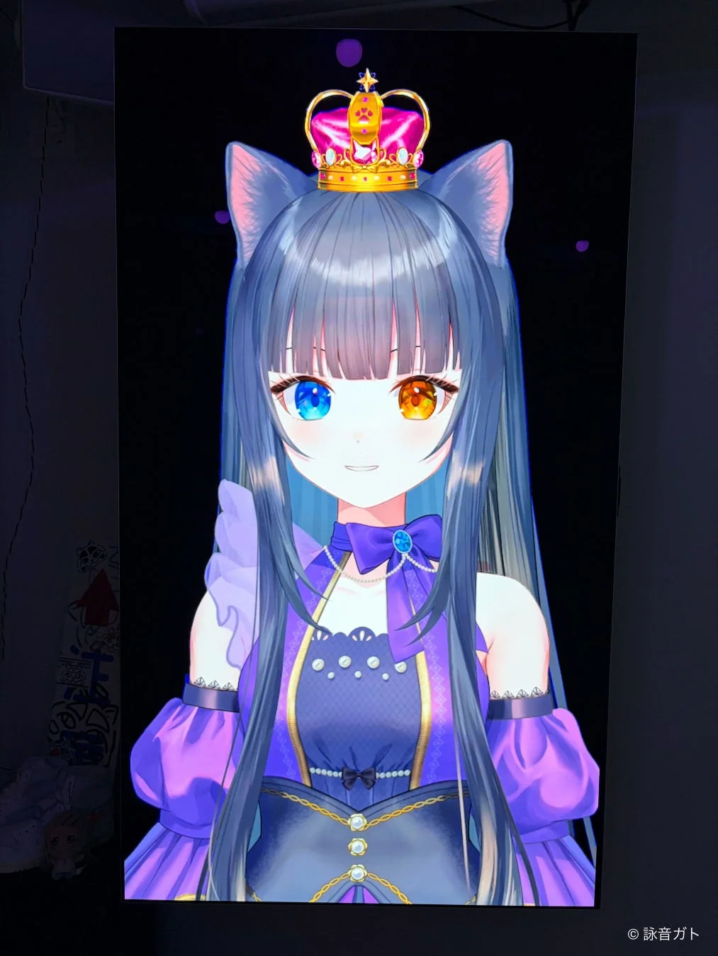 アニメ,VTuber,猫耳,王冠,オッドアイ,ロングヘア,紫の服,笑顔,女性キャラクター,ファンタジー