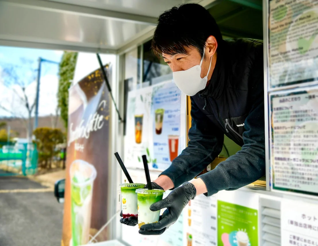 キッチンカーで抹茶ラテを提供する様子