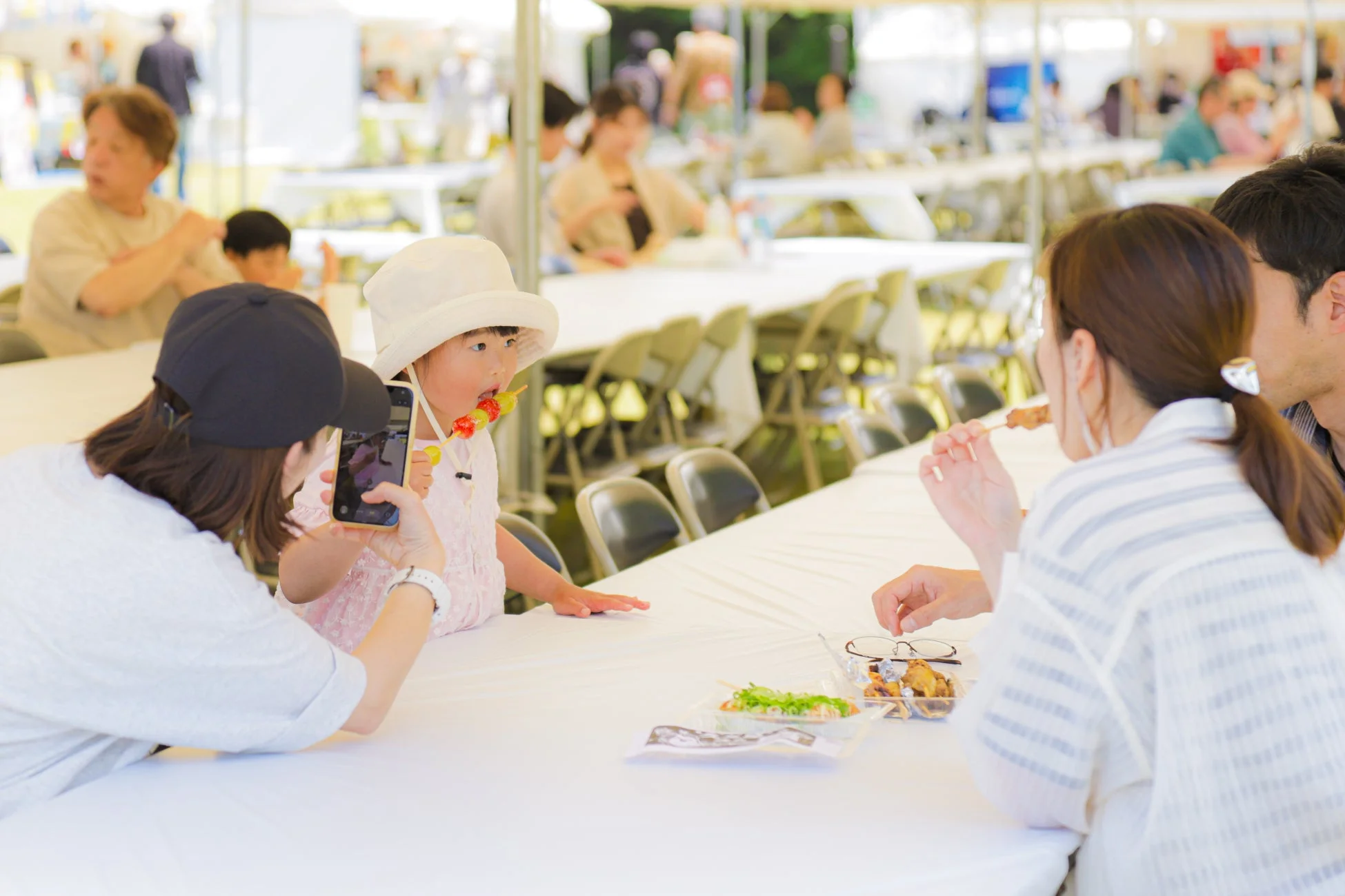 家族で食事を楽しむ様子