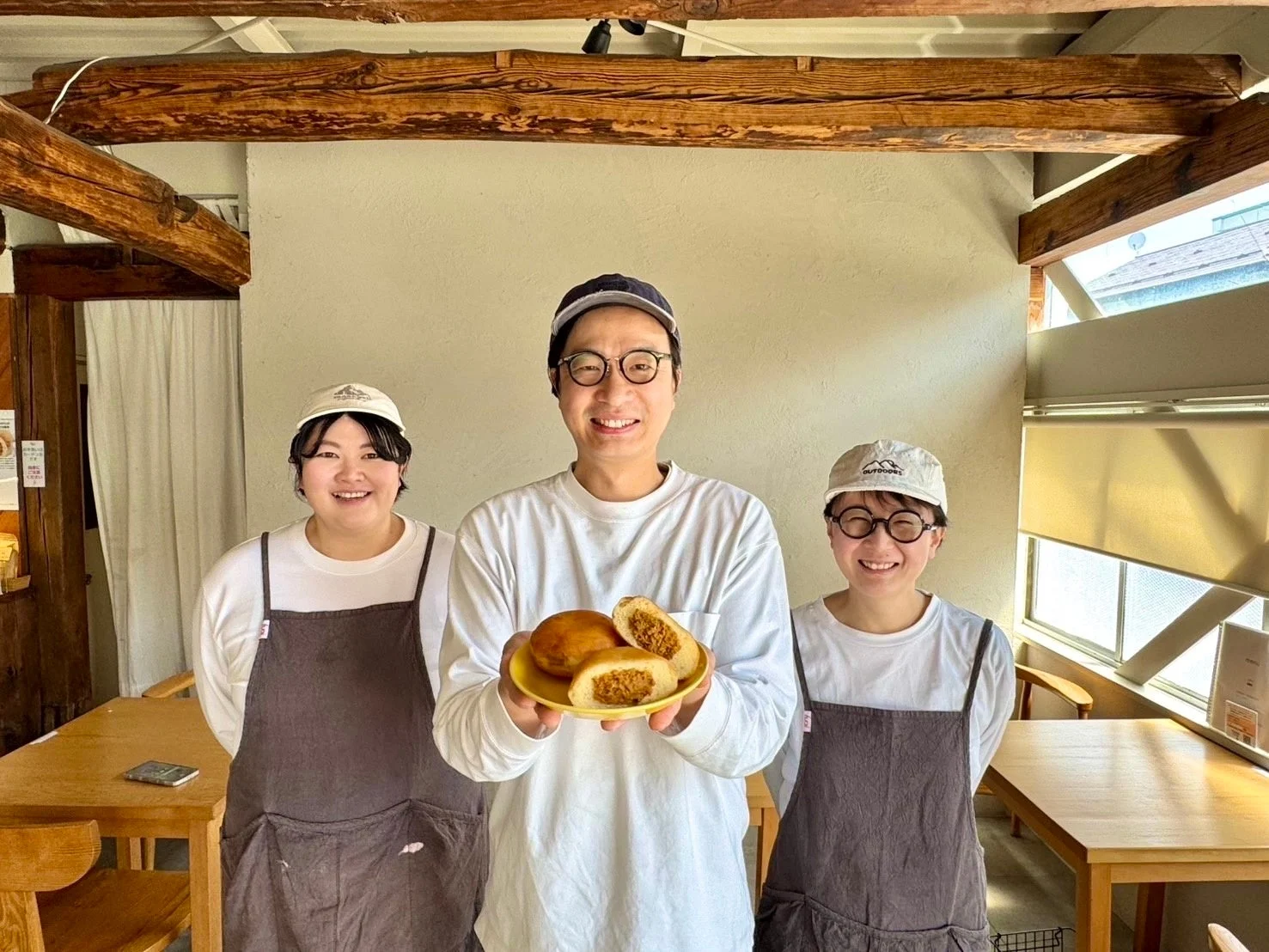 パン屋のスタッフとカレーパン