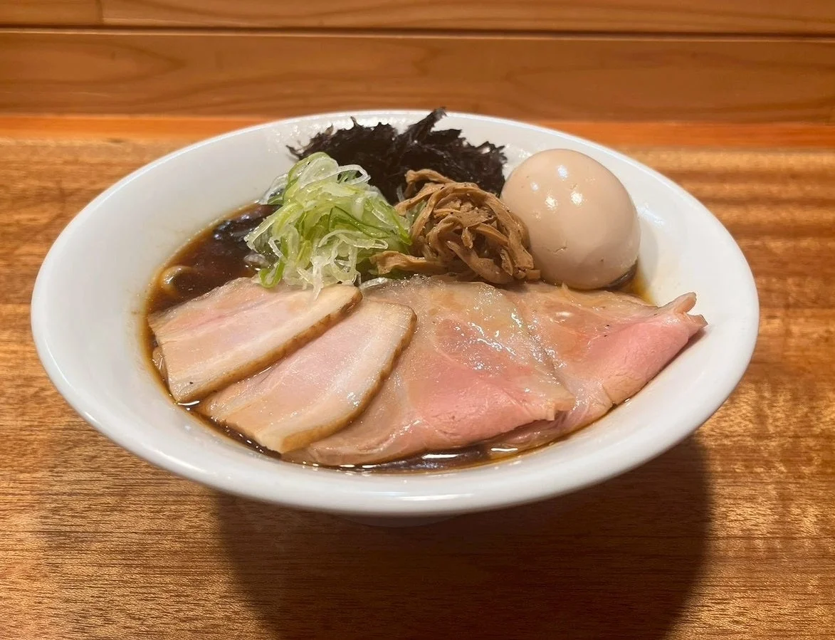 チャーシュー、煮卵などが盛り付けられたラーメン