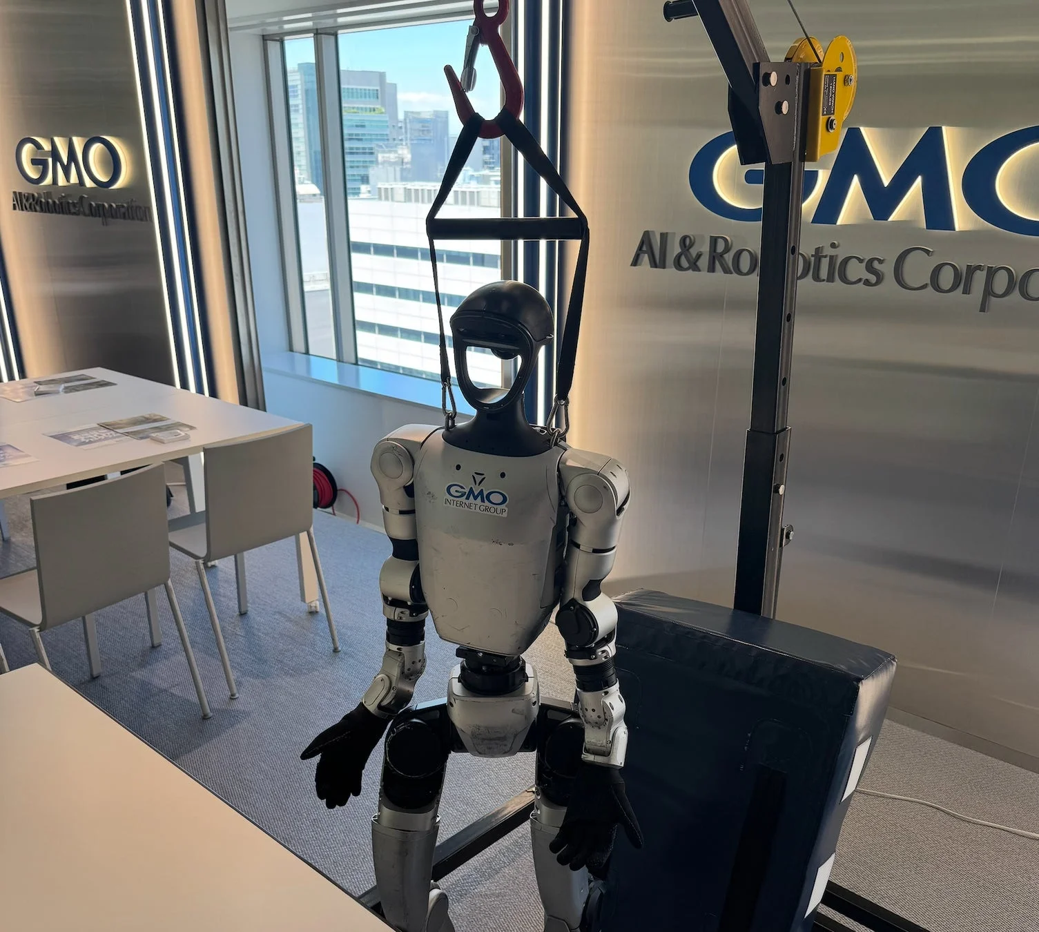 吊り下げられた人型ロボット