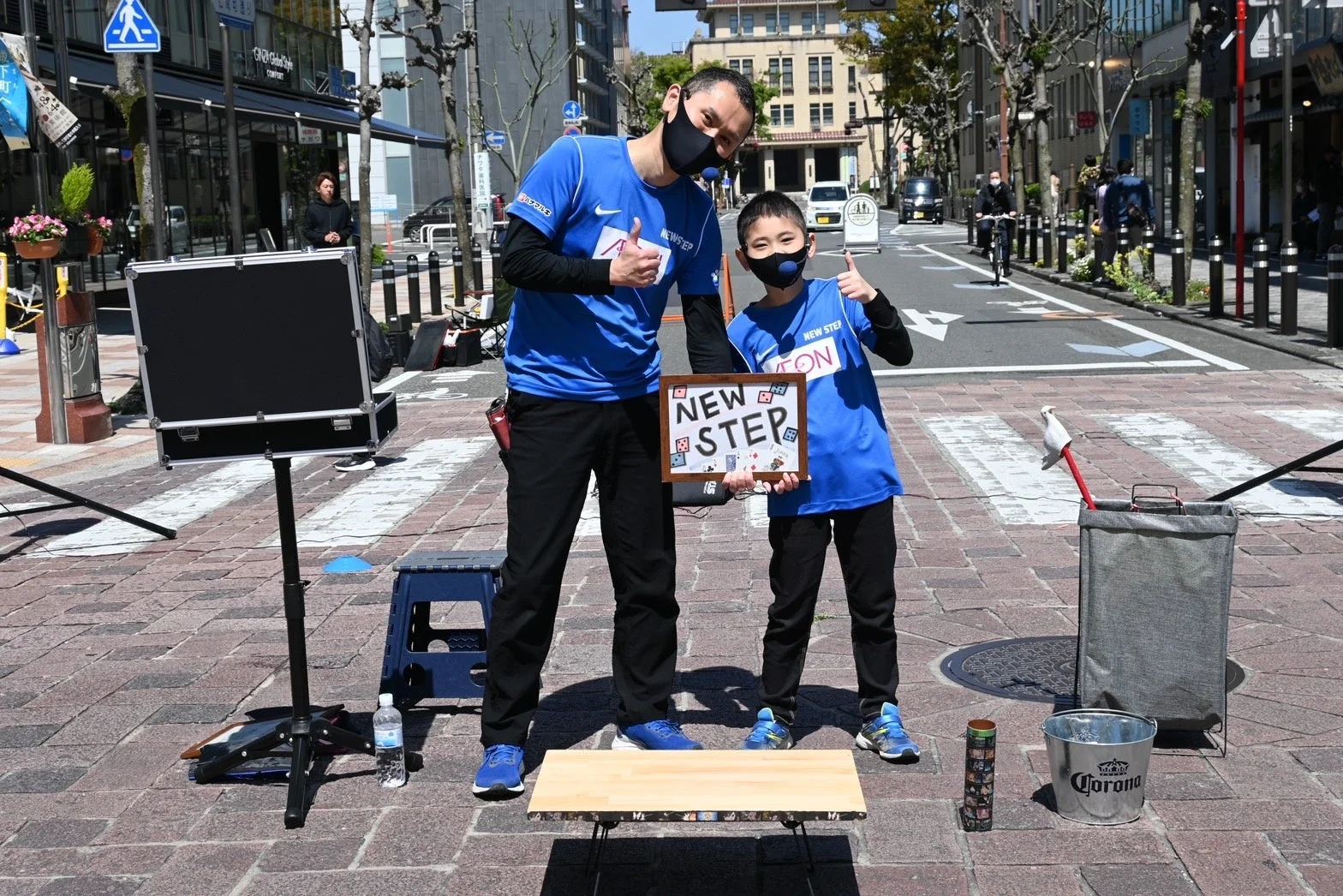 ストリートパフォーマンスをする男性と少年