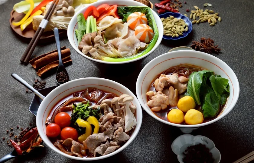 様々な具材が入った温かいスープ料理