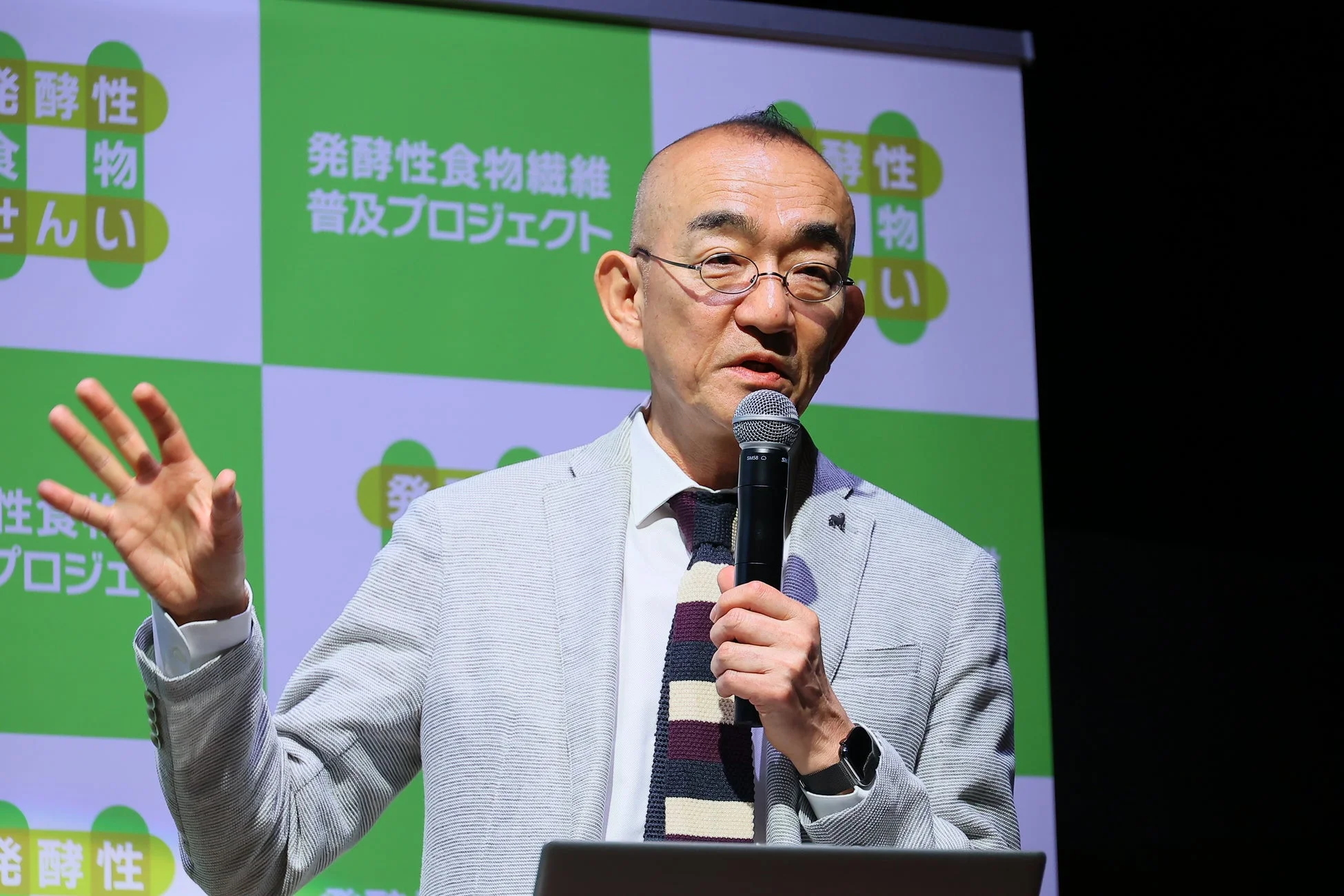講演を行う西沢邦浩氏