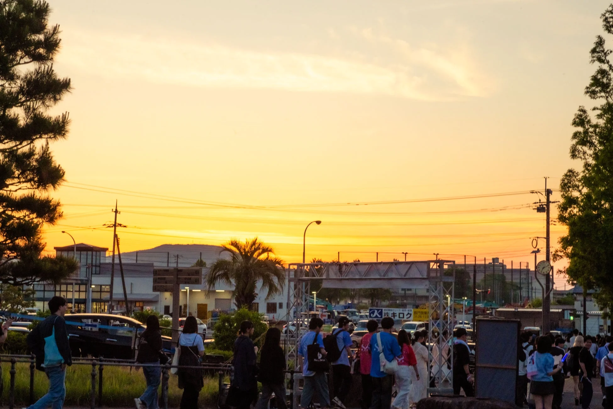 夕焼けに染まる長門の街並み