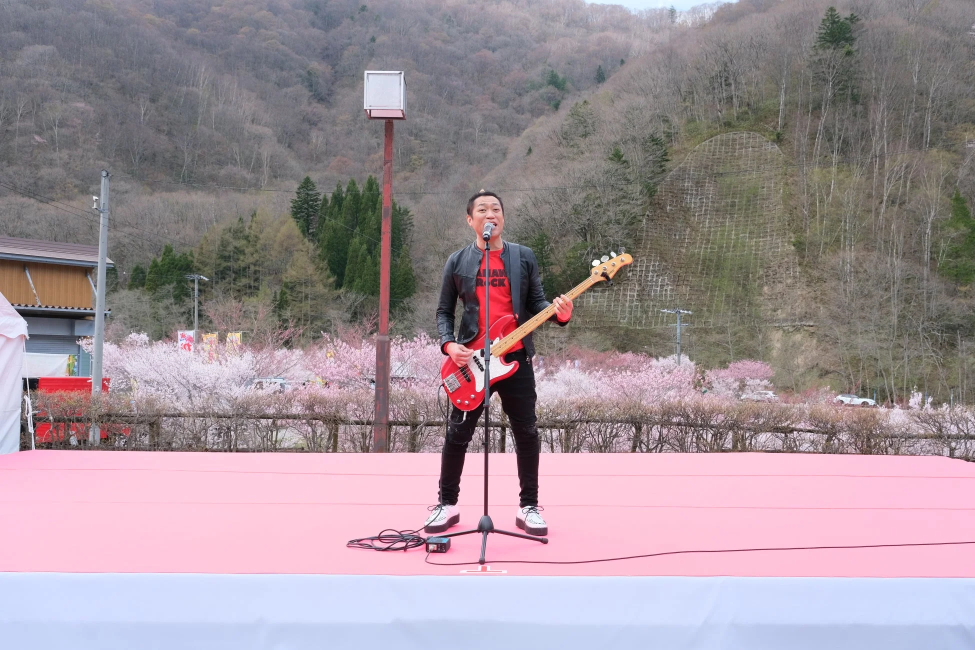 野外ステージで演奏する男性