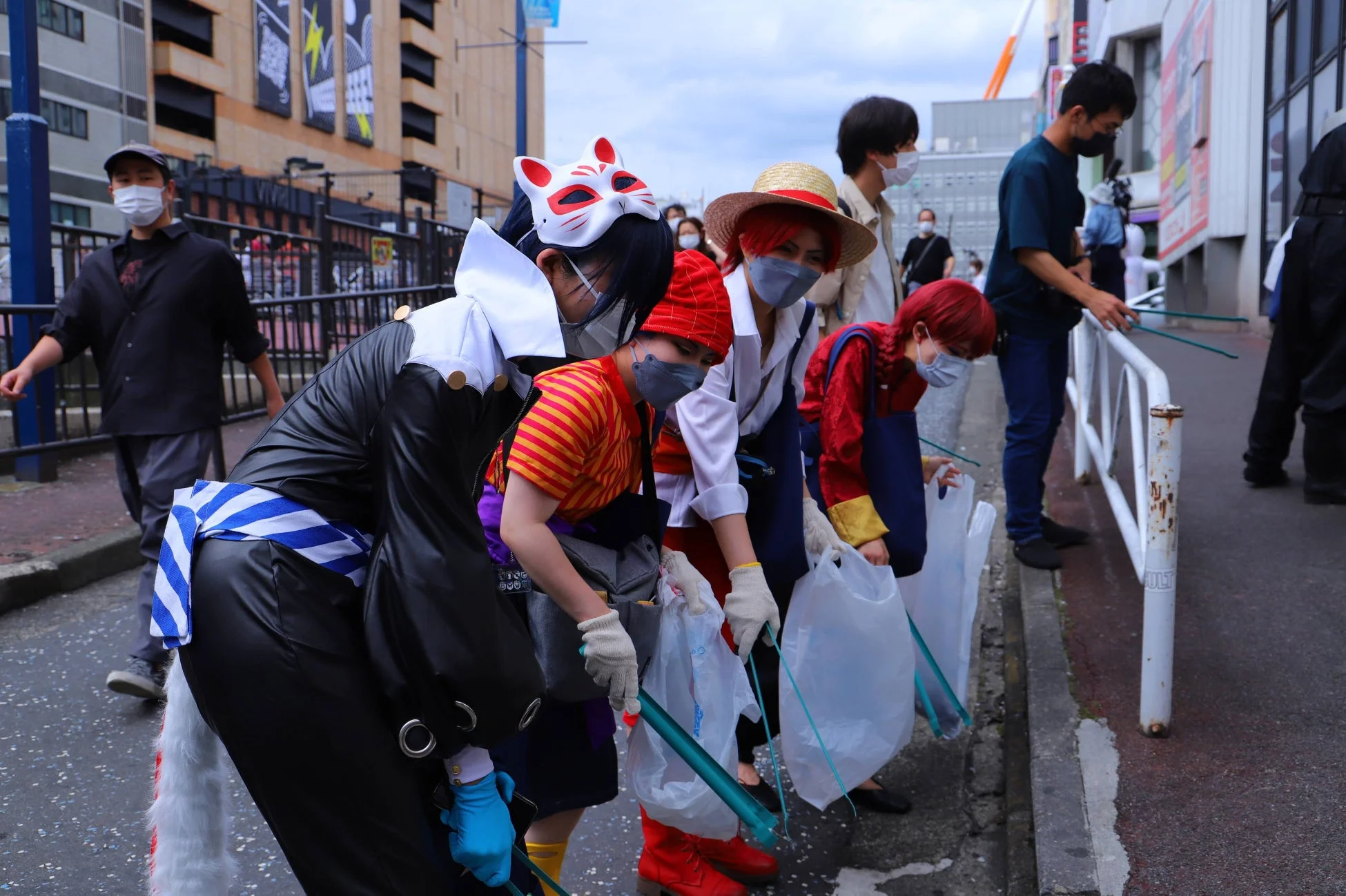 街中でゴミ拾いをするコスプレイヤー