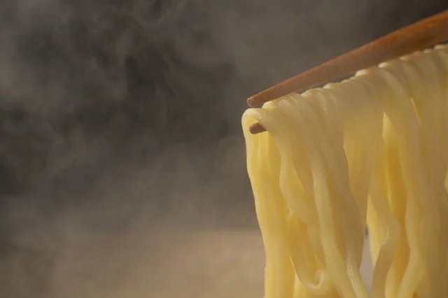 麺を箸で持ち上げる様子