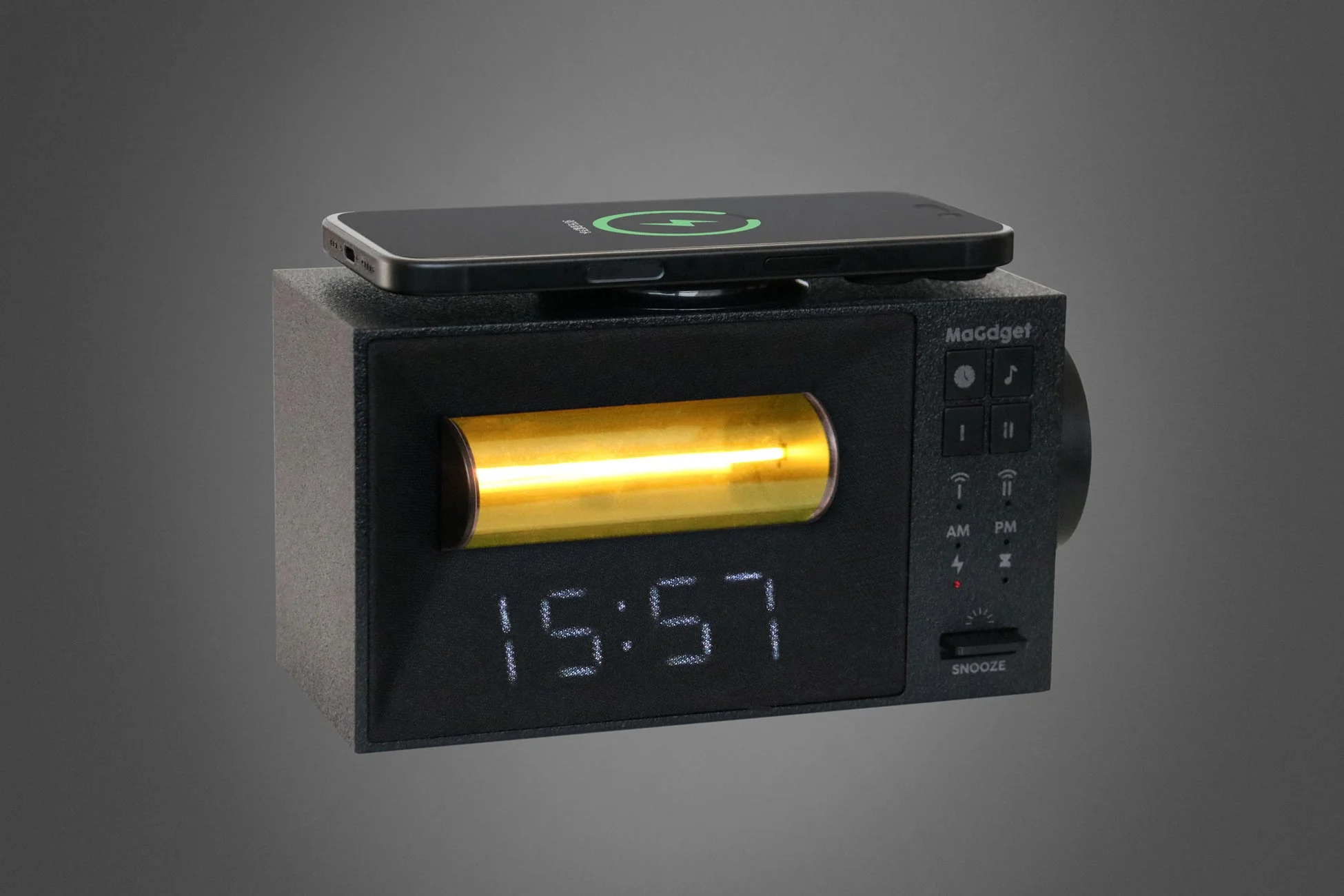 スマートフォンを充電中のMaGdget WakeUp Clock