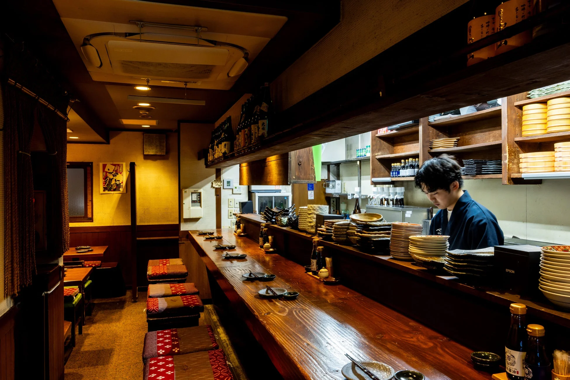 居酒屋のカウンター席