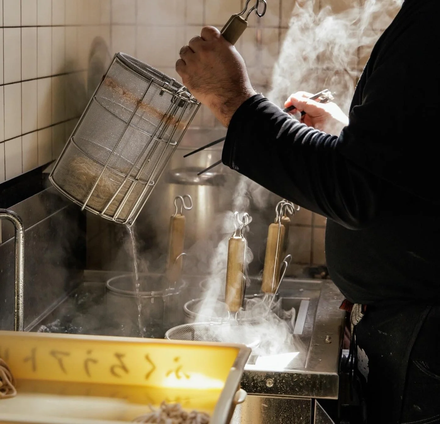 麺を調理中の様子