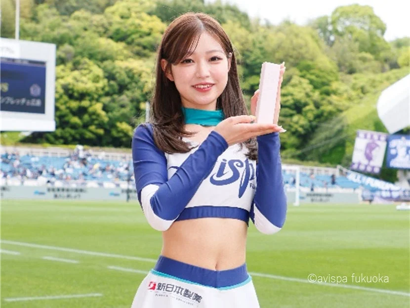 チアリーダーがピンクの箱を持っている