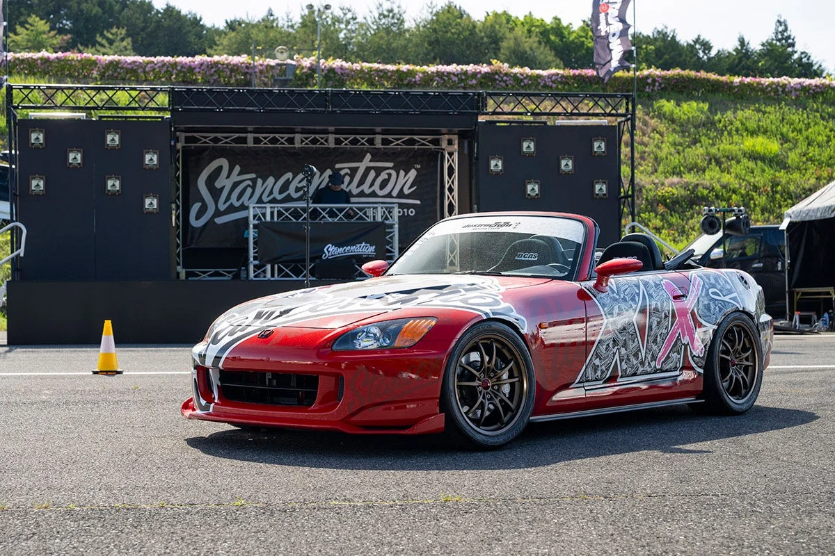 赤いホンダS2000が屋外イベント会場に展示されている様子