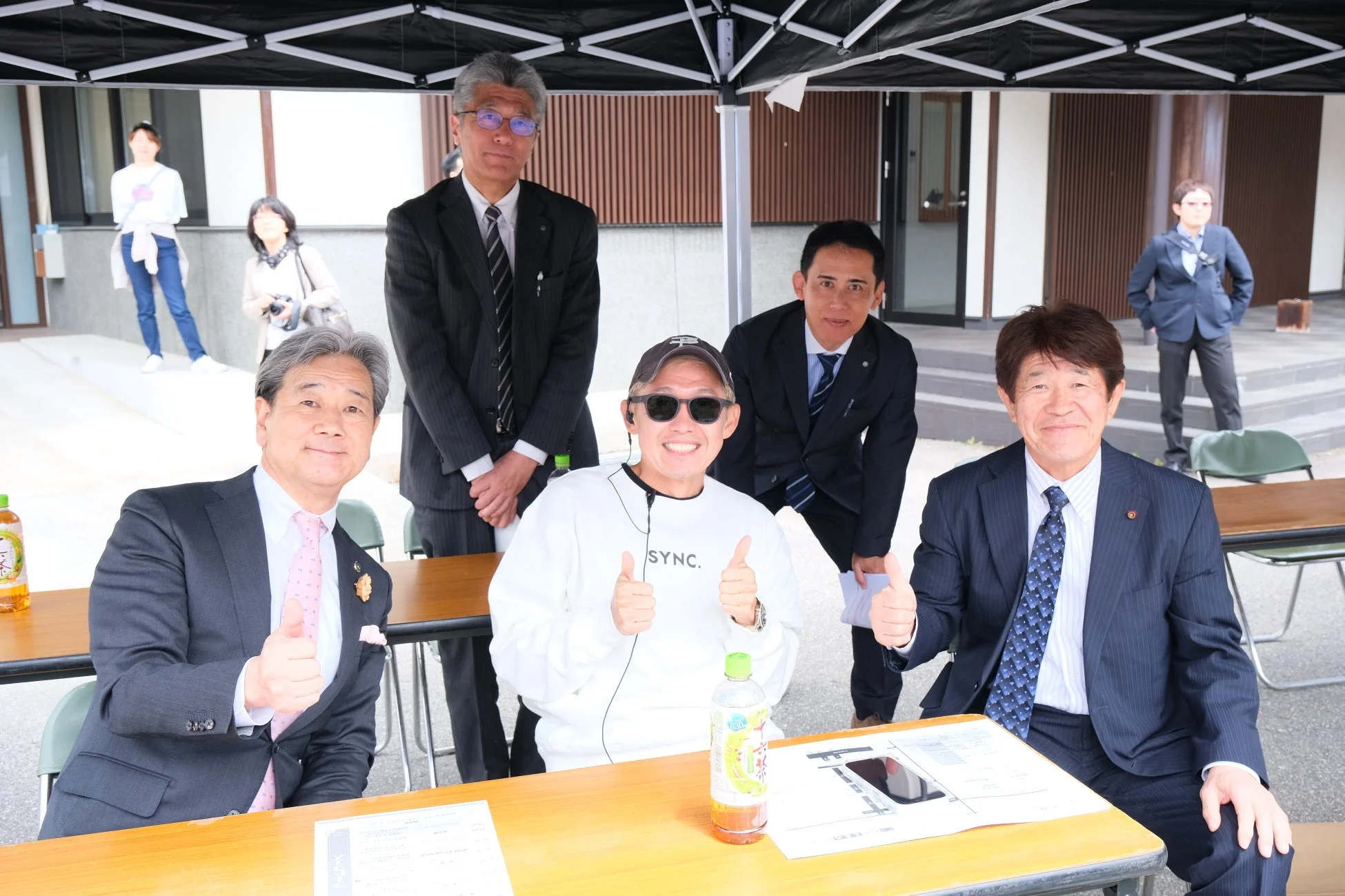 屋外で笑顔で話す男性たち