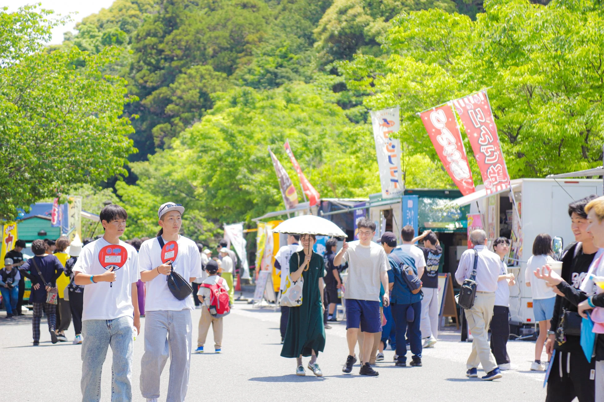 屋外イベントで賑わうフードエリア