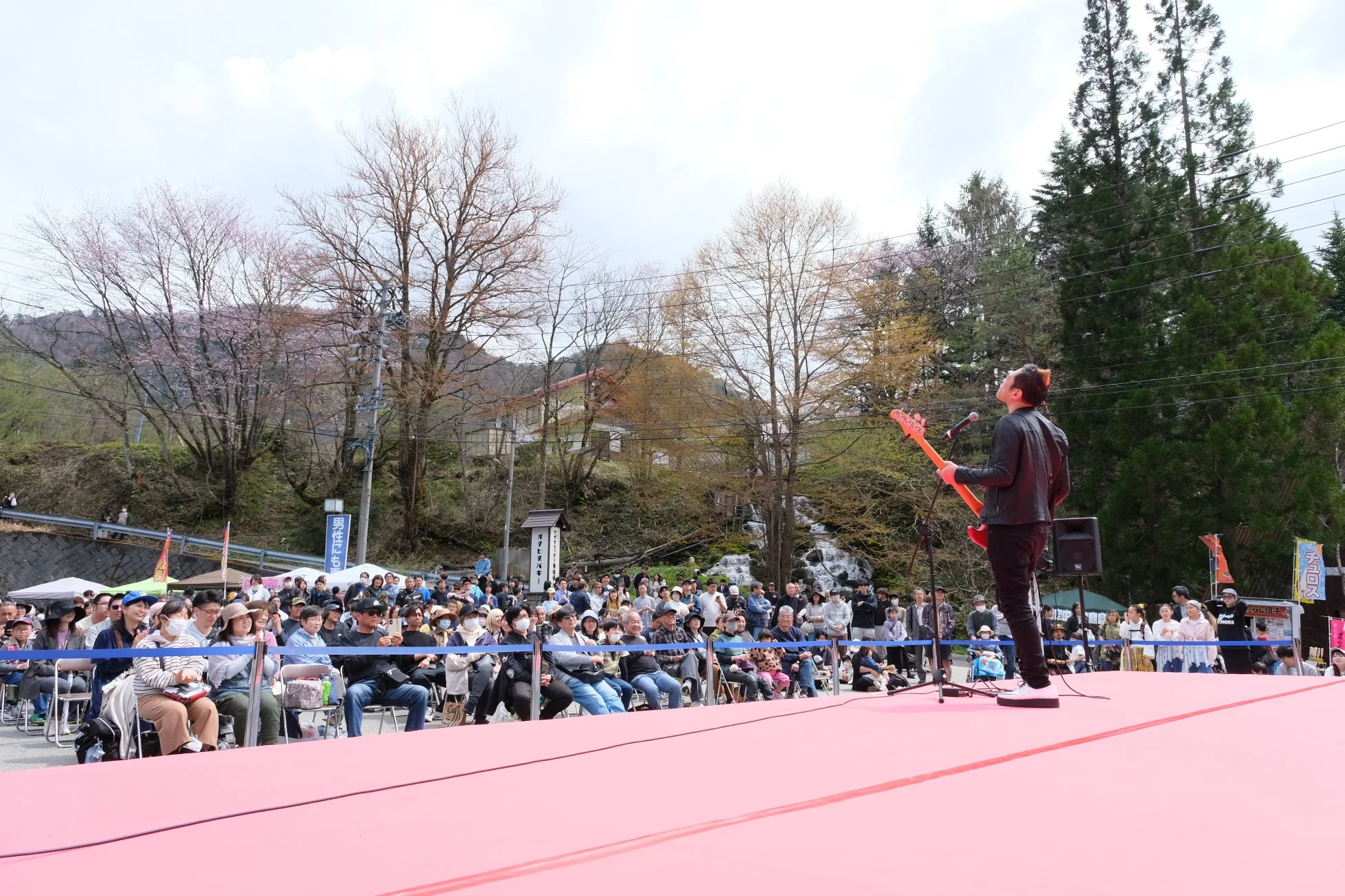 桜咲く屋外音楽イベントの様子