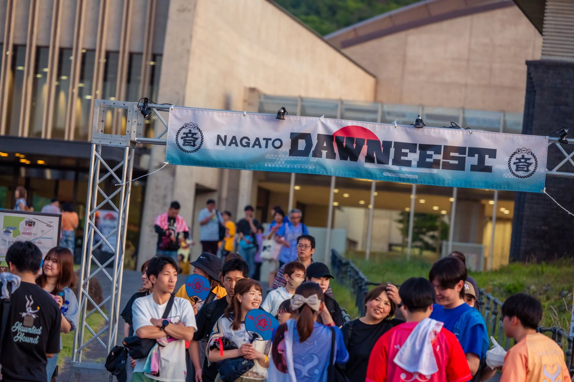 NAGATO DAWN FEST 2026のバナーと人混み