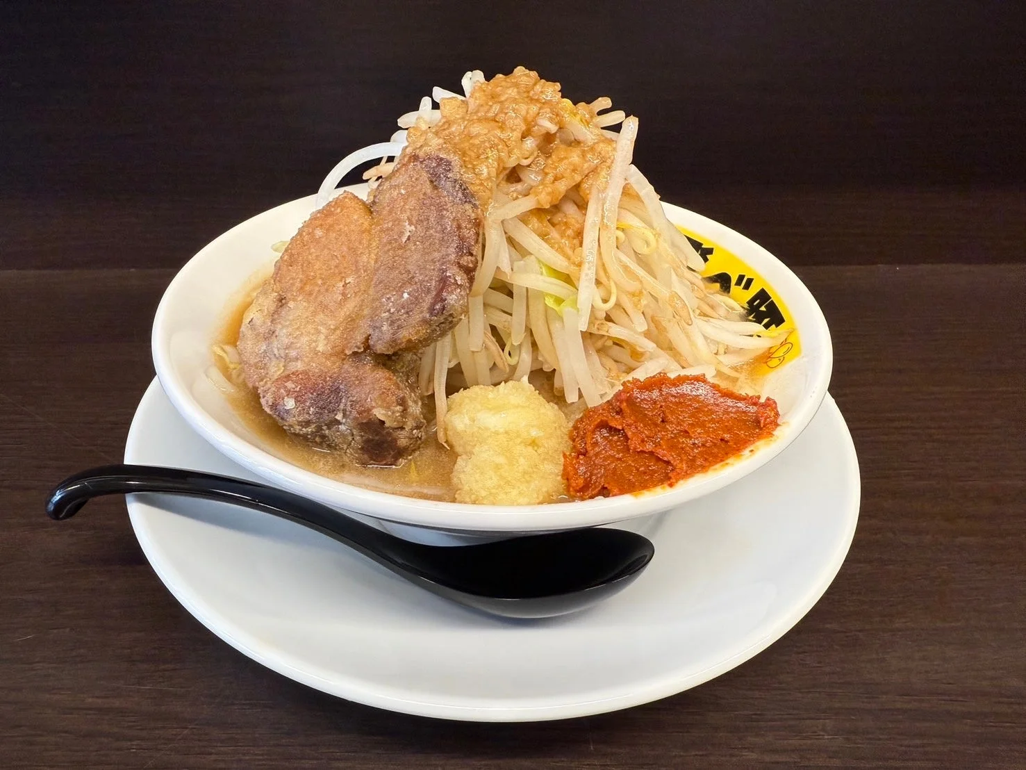 二郎系ラーメンのクローズアップ