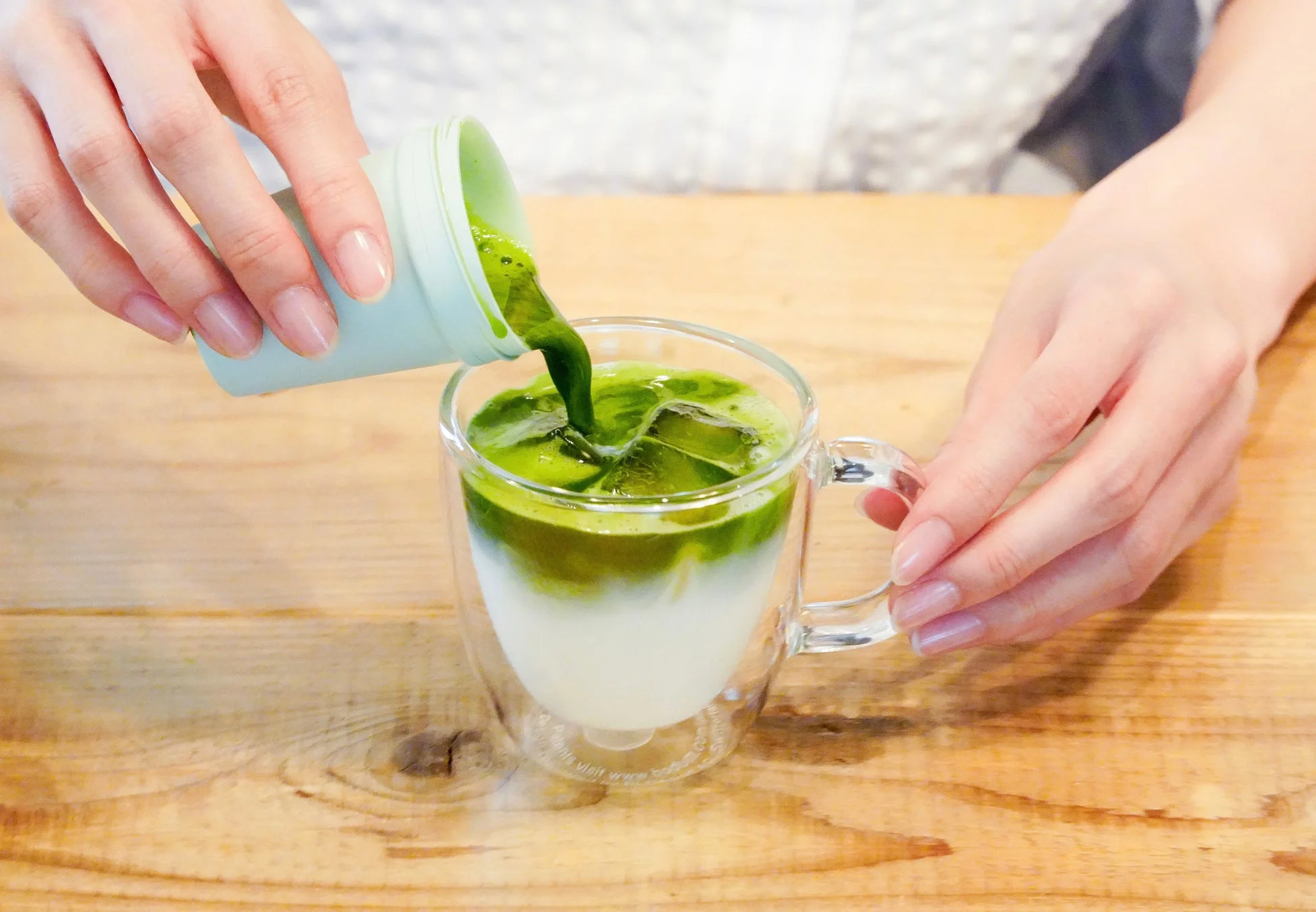 抹茶をグラスに注ぐ様子
