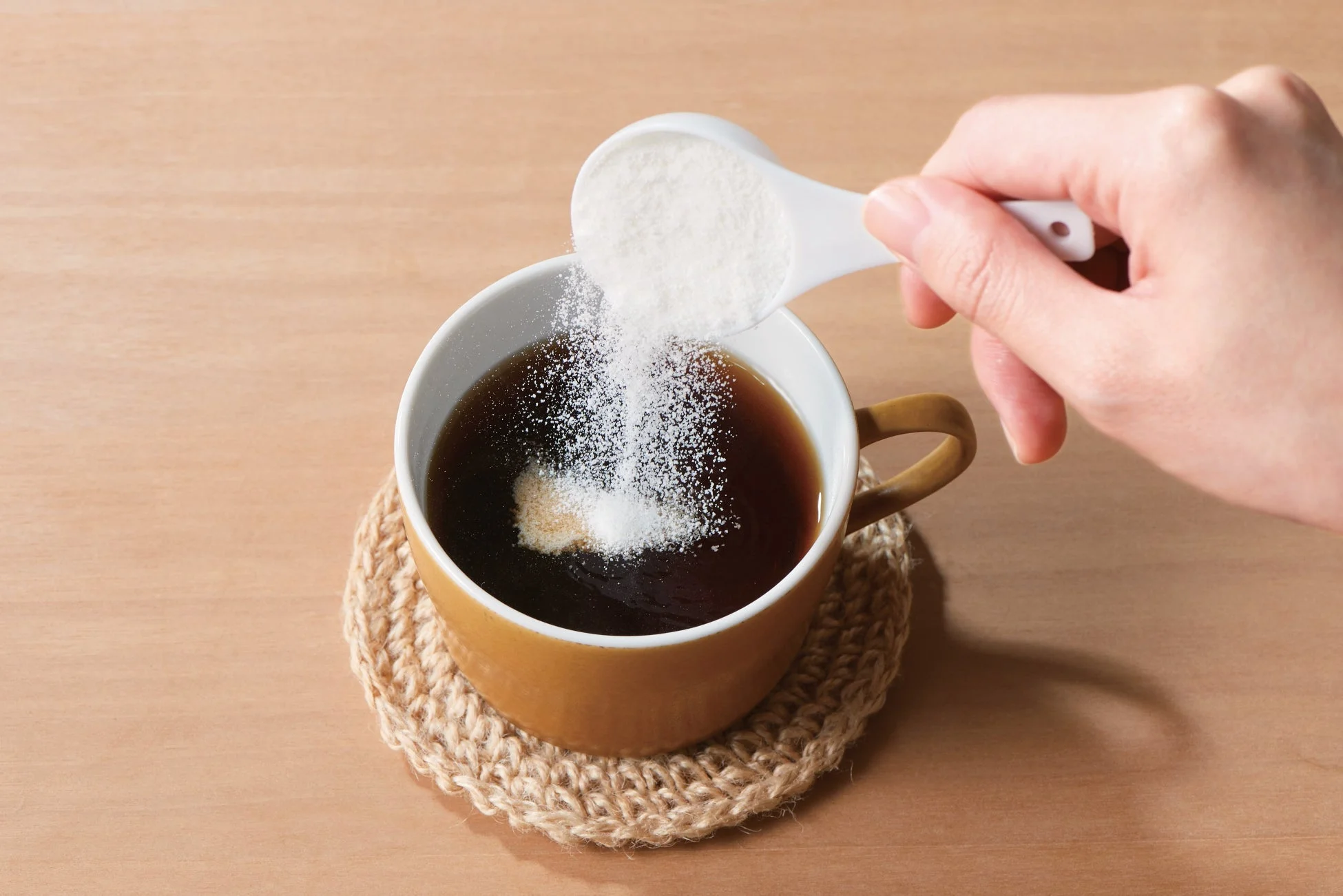 コーヒーにパウダーを混ぜる様子