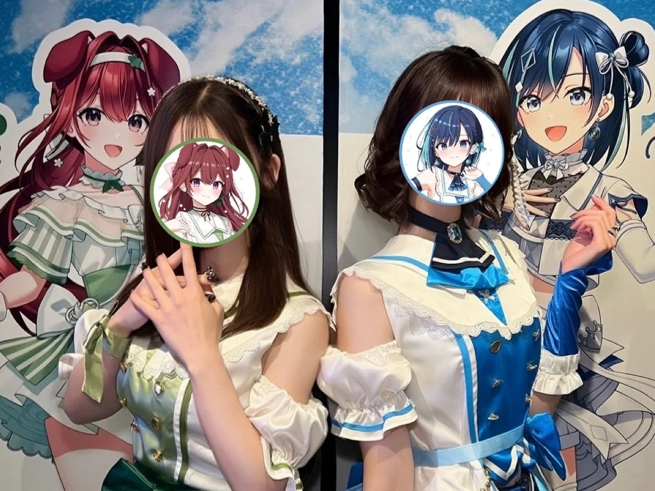 アニメキャラクターの等身大パネルとポーズをとる女性たち