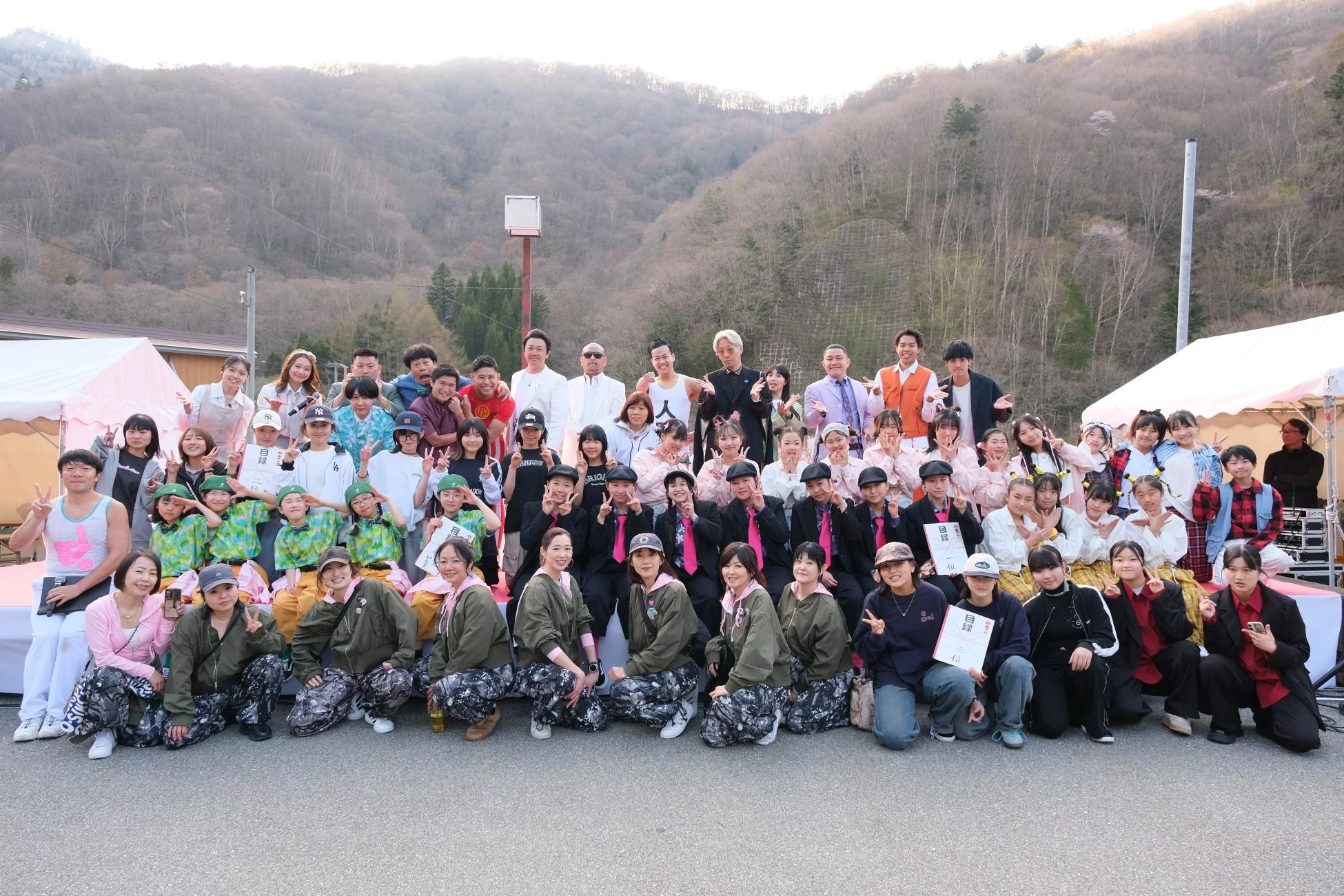 ダンスコンテスト参加者と審査員の集合写真