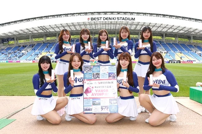 アビスパ福岡チアリーダーズがボードを囲んで笑顔