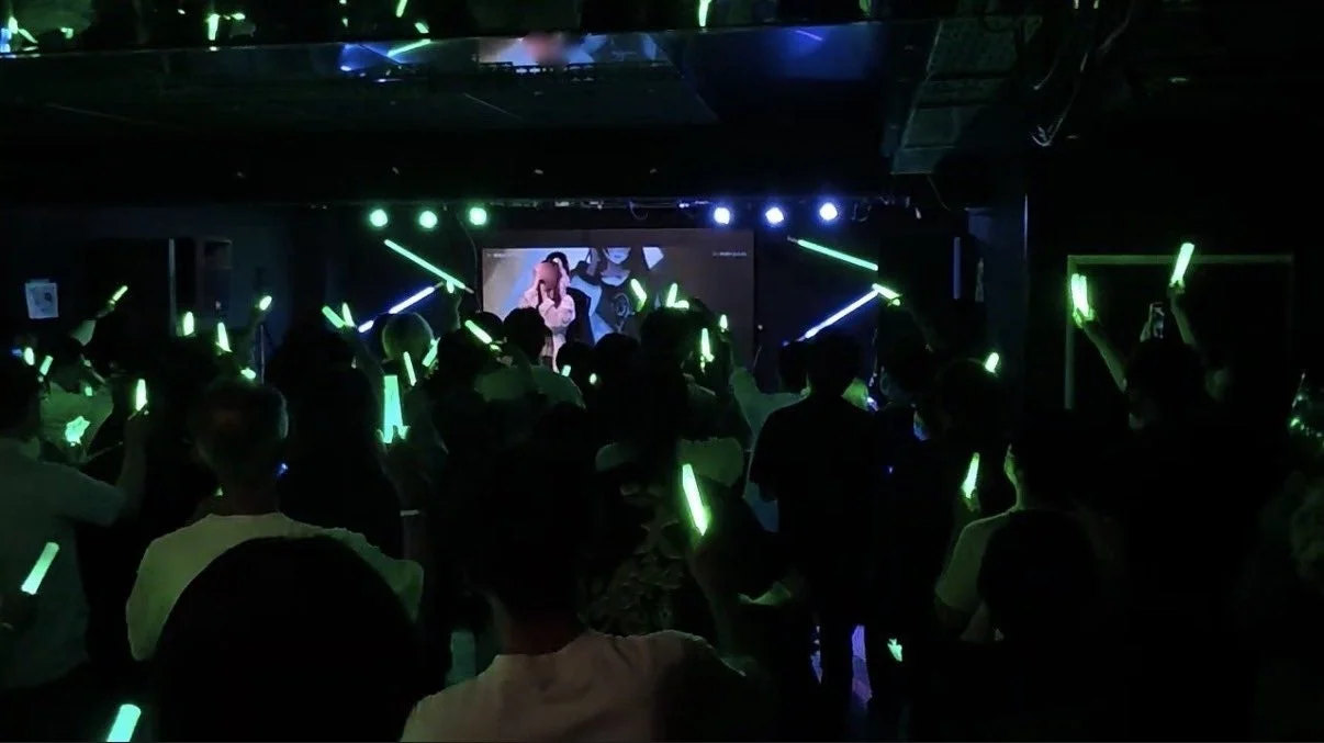 ライブ会場の観客とペンライト