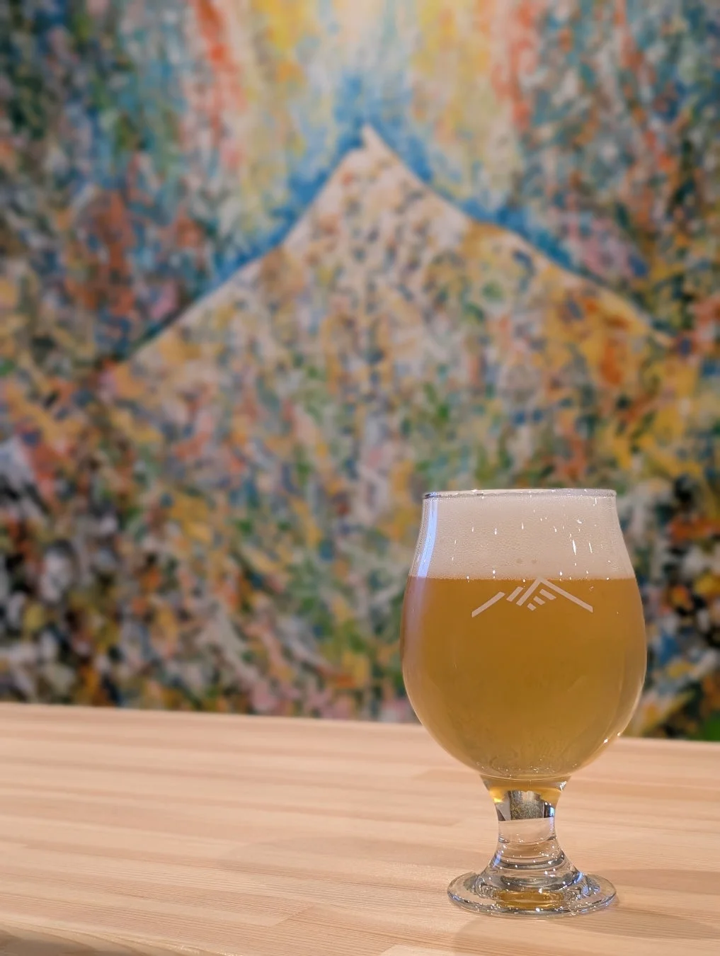山のロゴが入ったビールグラス